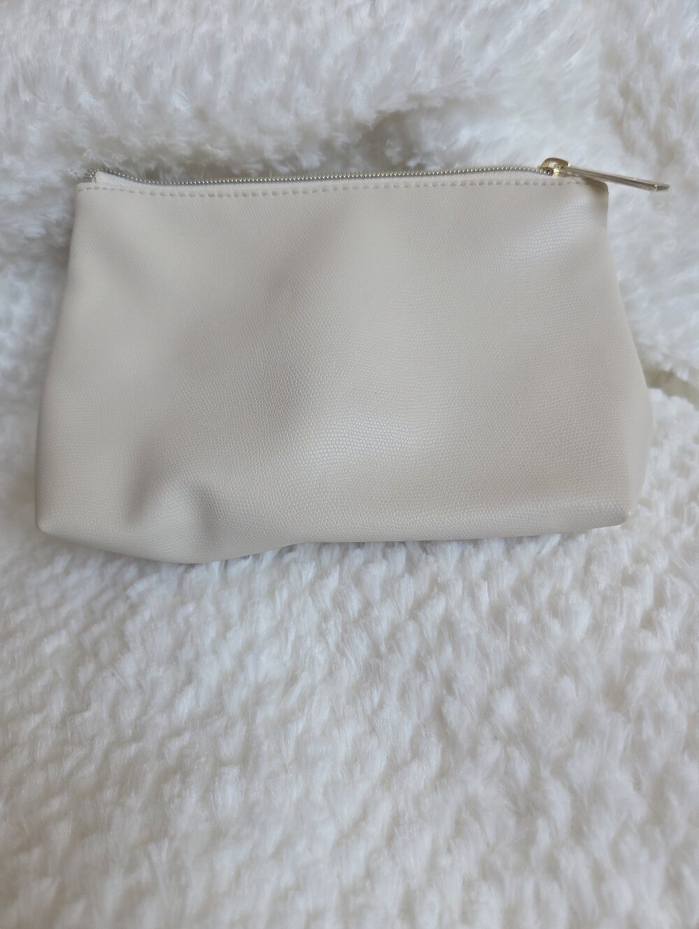 Free New cute pouch Estee Lauder with any purchase of $20 or more!